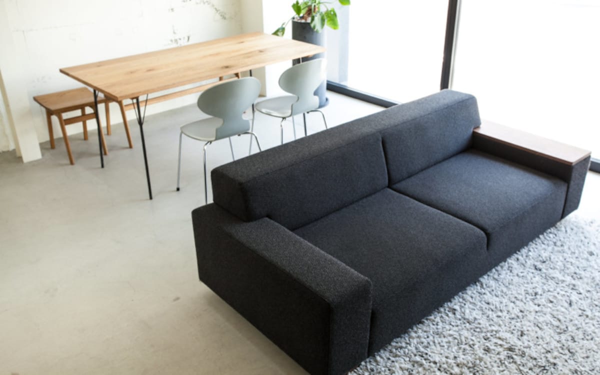 FLANNEL SOFA（フランネルソファ）のブリック2.5人掛け（写真の生地はGROUP4 GQシリーズ チャコールグレー）価格は仕様によって異なる（税込144200円～）（画像はFLANNEL SOFA オンラインストアより引用）