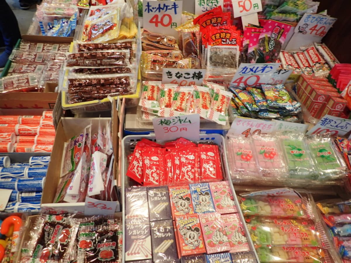 ありとあらゆる種類の駄菓子が溢れる「稲葉屋本舗」