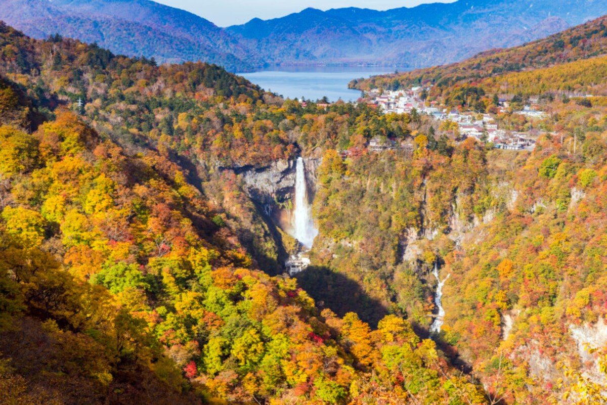 日本三大名瀑のひとつ、華厳の滝。近くで見てもいいけれど、遠くからの眺めも最高