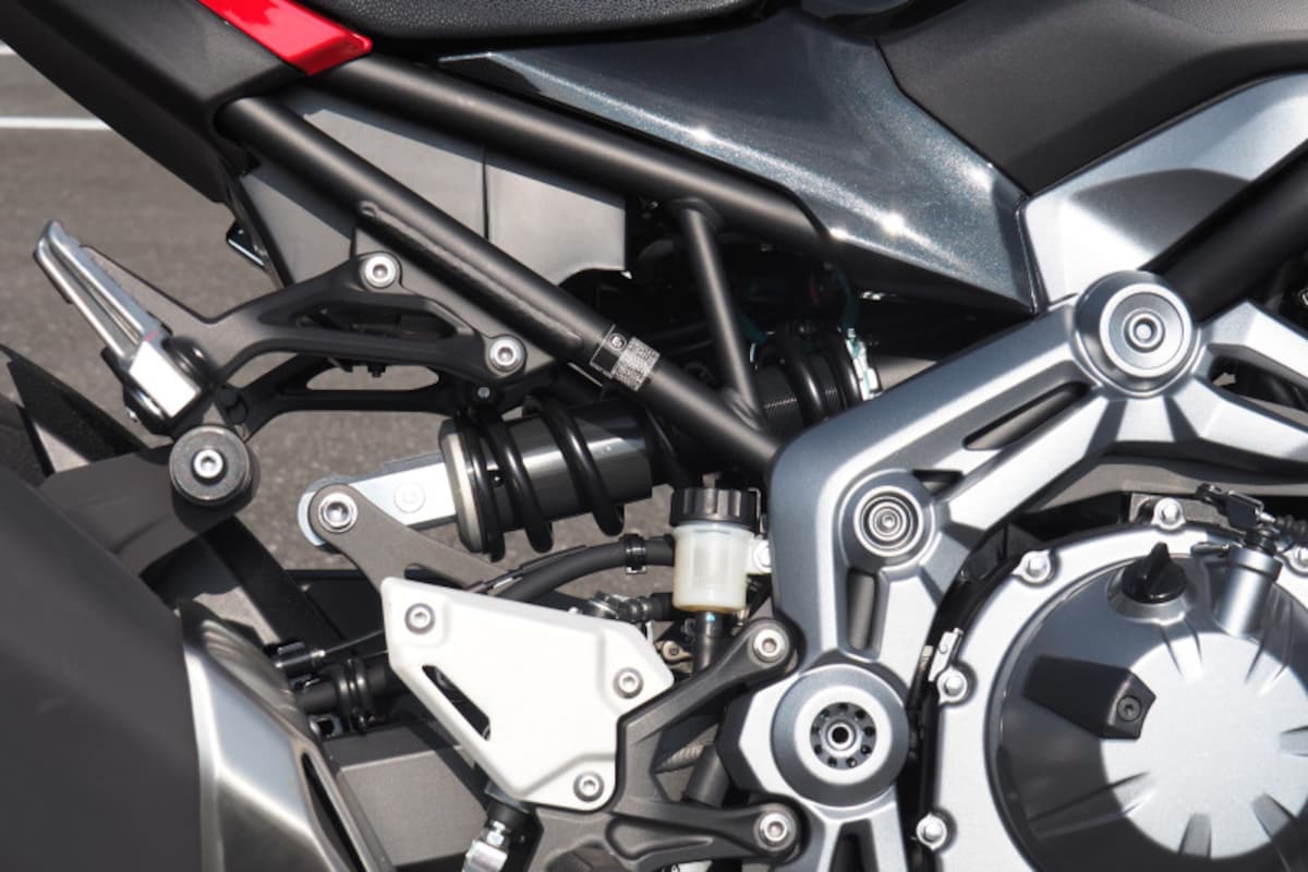 Z900のリアサスペンションはプリロードと伸び側ダンパーの調整が可能