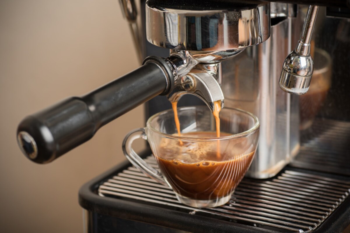 エスプレッソは、細挽きのコーヒーを専用の機械で気圧をかけて抽出します