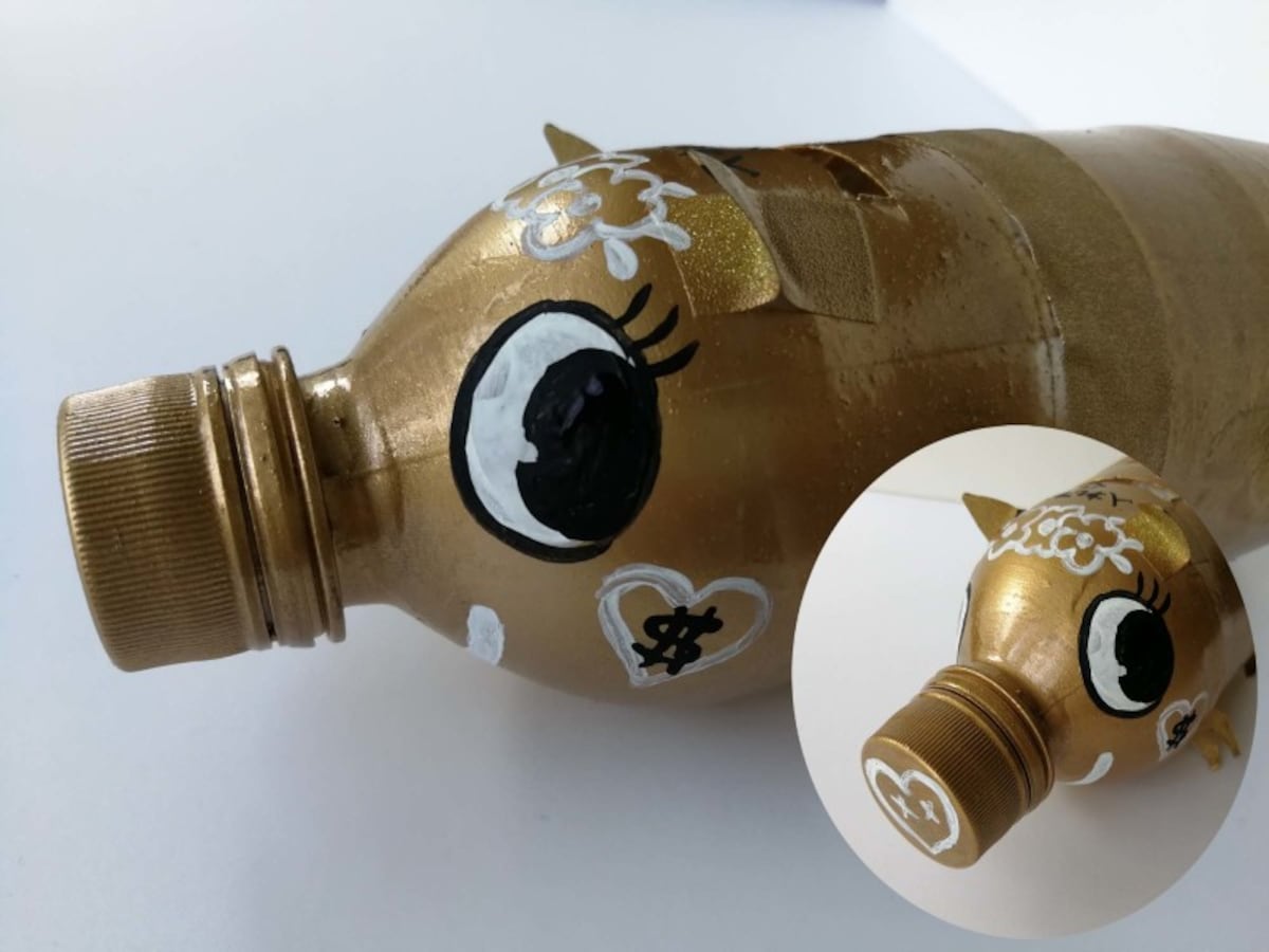 ペットボトル貯金箱のブタの顔パーツだけでなく、お金の入れ口には”入れてね”って↓も書いたよ（見えないけど）