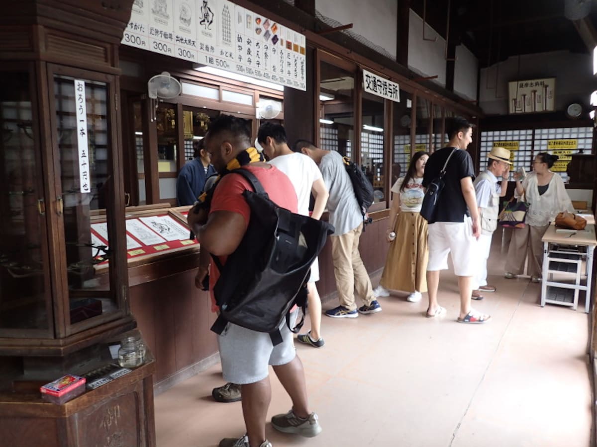 慈恵堂のグッズ売場