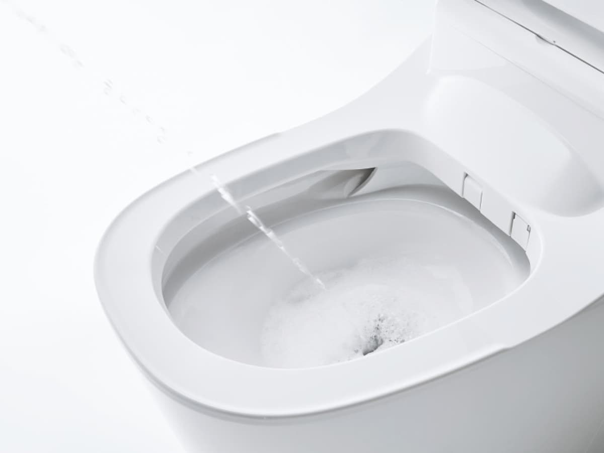 泡のクッションで飛びはね受け止める他、フチの立ち上がり、便座と便器の構造で漏れや垂れなどの汚れを抑える。 [アラウーノ　トリプル汚れガード]　パナソニック エコソリューションズ　http://sumai.panasonic.jp/