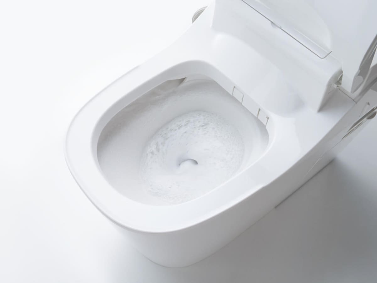 流すたびに泡と水流で洗う。市販の台所用合成洗剤（中性）を使用し、泡のパワーでしっかり洗浄する。[アラウーノ　激落ちバブル]　パナソニック エコソリューションズ　http://sumai.panasonic.jp/