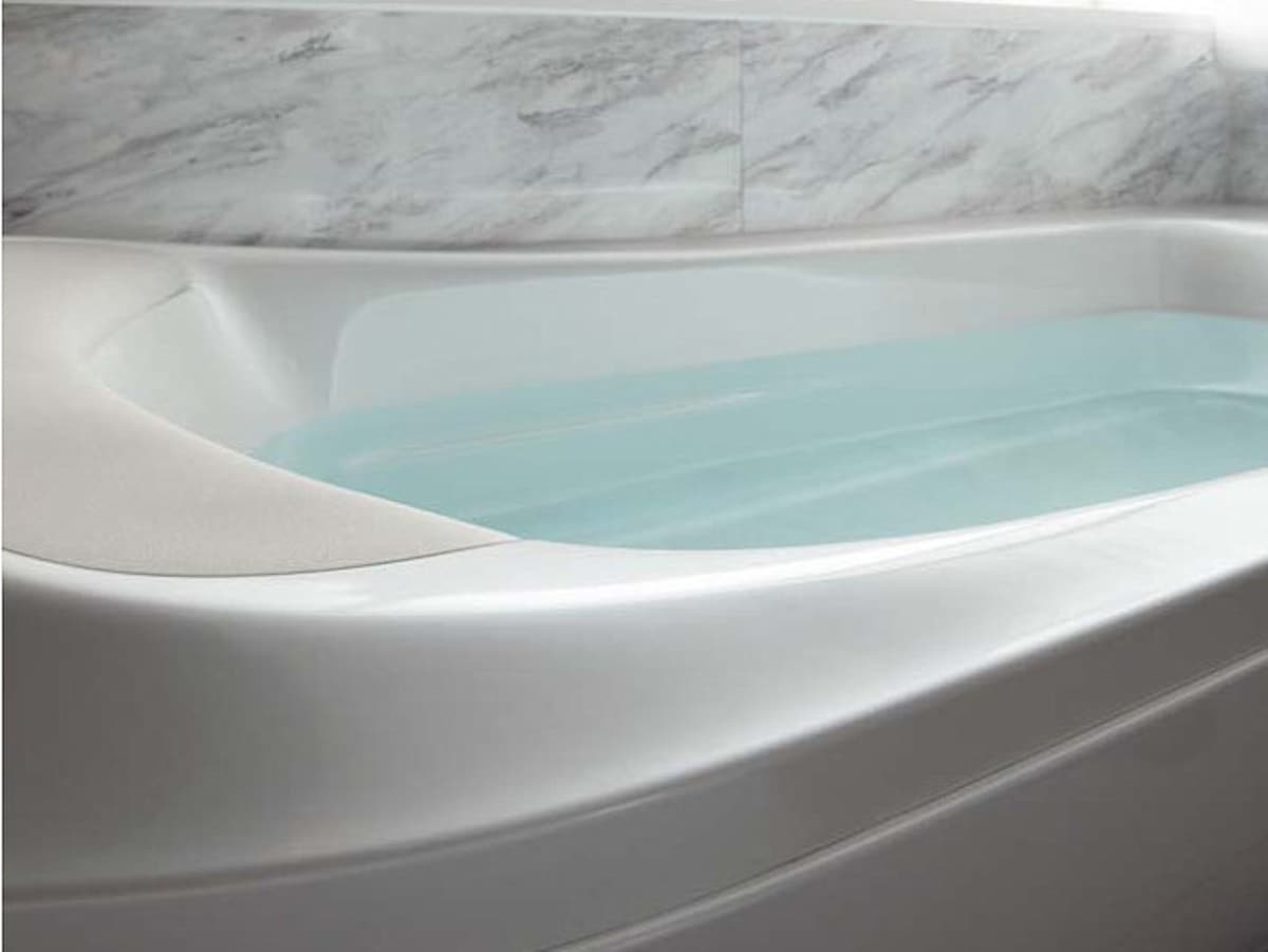  はっ水、はつ油技術で水も皮脂も弾くため、汚れが付いてもお掃除は簡単に。  [お掃除ラクラク　人大浴槽]　TOTO　 https://jp.toto.com/