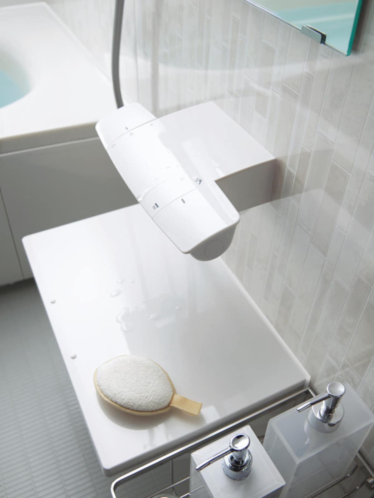 水アカが付きにくい素材（有機ガラス系）を使用した水栓金具。継ぎ目が少なく、水滴も流れやすい滑らかなデザインが特徴。 [オフローラ　スゴピカ水栓]　 パナソニック エコソリューションズ　http://sumai.panasonic.jp/