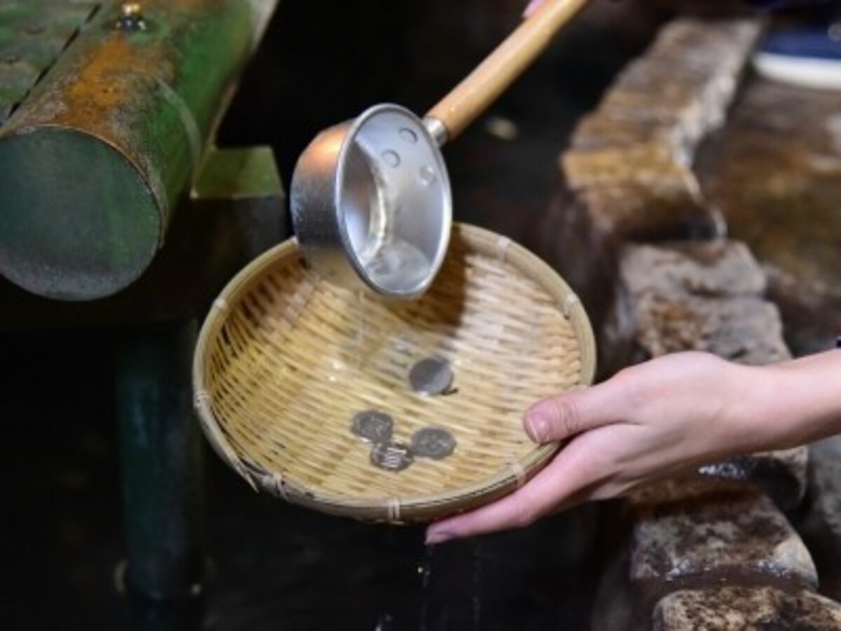 ザルとヒシャクを借りて、洗う