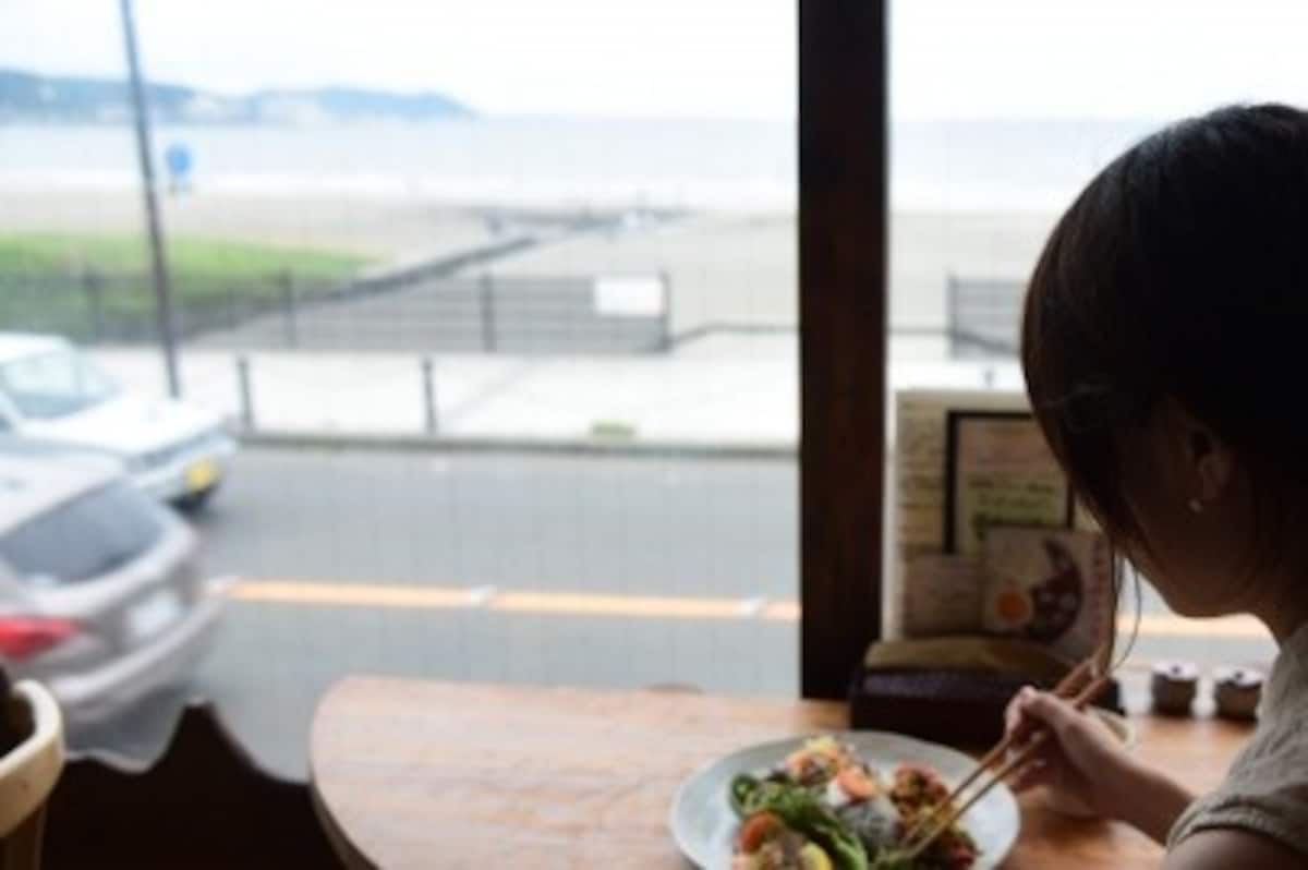 店内から海が見える『Cafe&Bar 麻心』