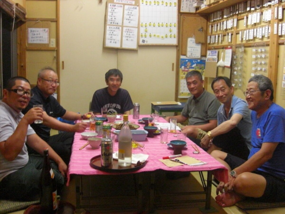ガイド宅での懇親会 左側の席は大分県のコーチ陣