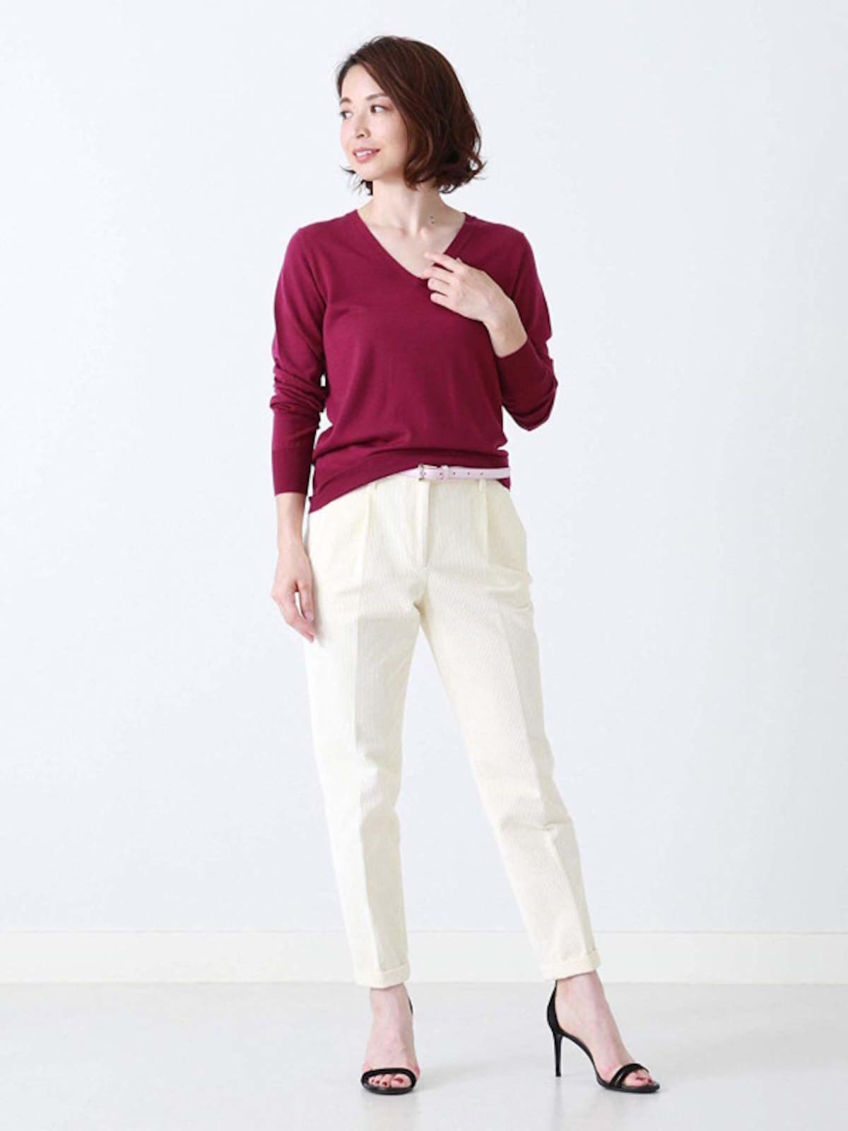 発色のよいボルドーのセーターに白いパンツを合わせたコーデ。すっきりとした印象を与えます。（画像はAmazonより：http://amzn.asia/d/6wQDiO3）