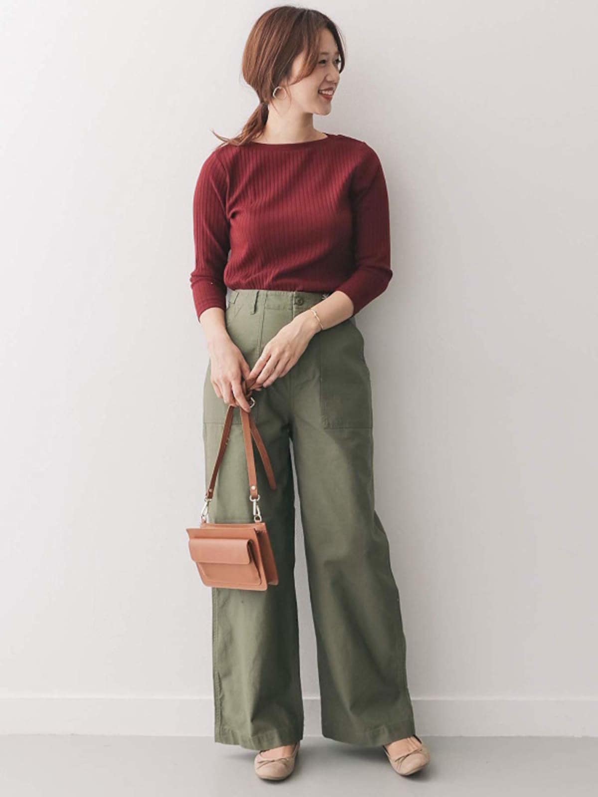 やや濁りのあるボルドーのカットソーにカーキ色のパンツを合わせたコーデ。ナチュラルな雰囲気を与えます。（画像はAmazonより：http://amzn.asia/d/4kkNadV）
