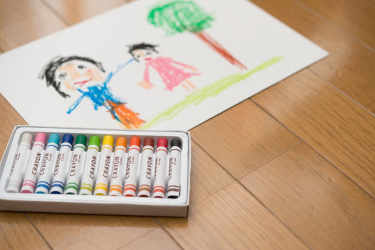 クレヨン、絵の具、色鉛筆の「肌色」は「うすだいだい」という呼び名に変更