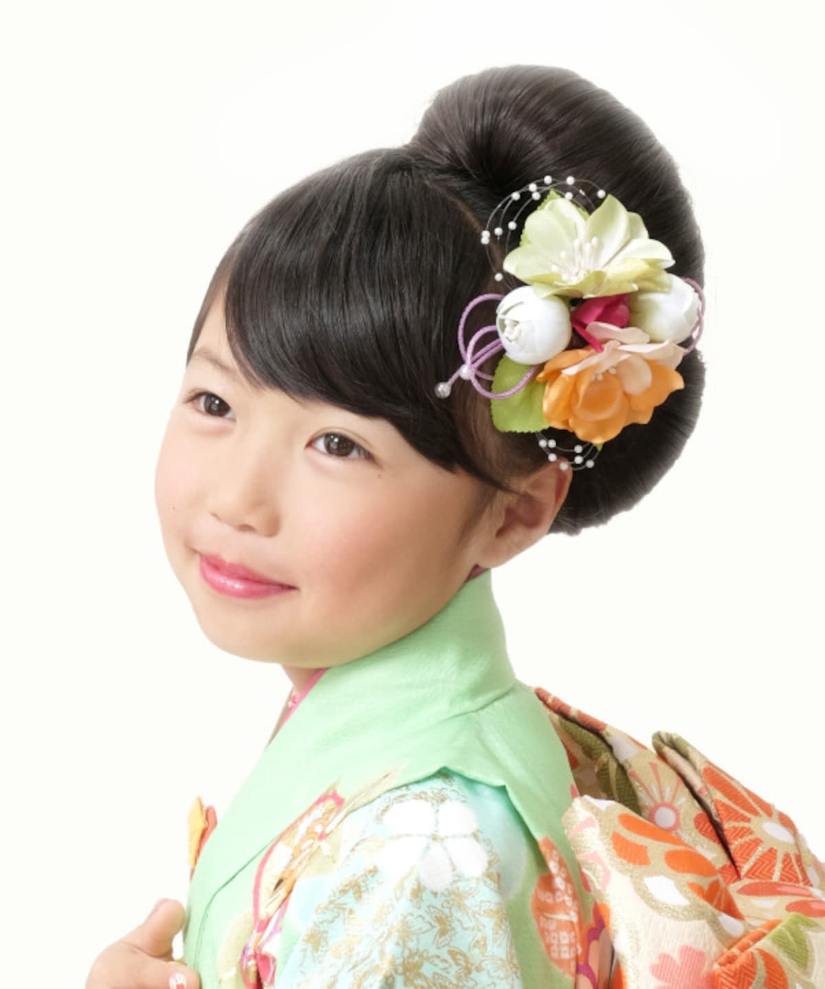 【おだんごスタイル】 大きなおだんごに仕上げて個性的な七五三ヘアスタイル・髪型に（7歳女の子）