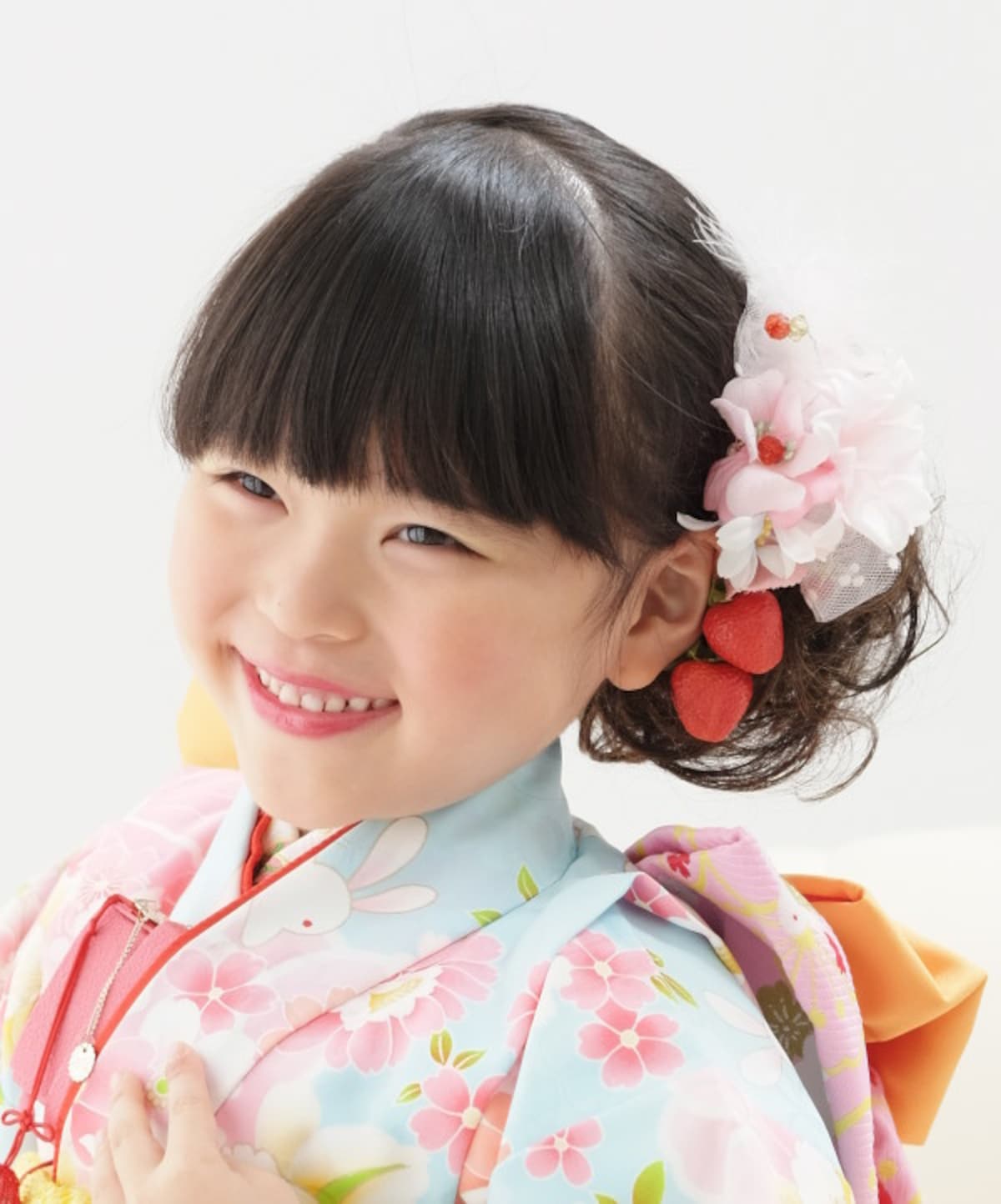 サイドでまとめるスタイル2： 下にサイドでまとめると、落ち着いた雰囲気の七五三ヘアスタイル・髪型に（7歳女の子）