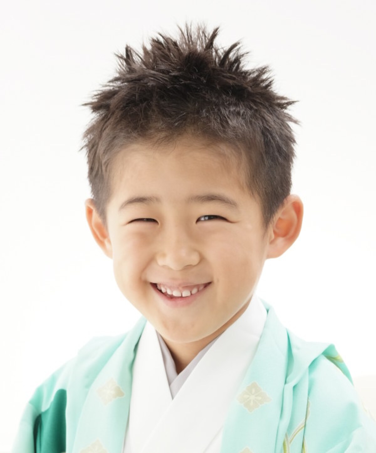 立ち上げスタイル：髪が短い場合は、ワックスを使って髪の毛を全体的に立ち上げる七五三スタイル・髪型が人気（5歳男の子）