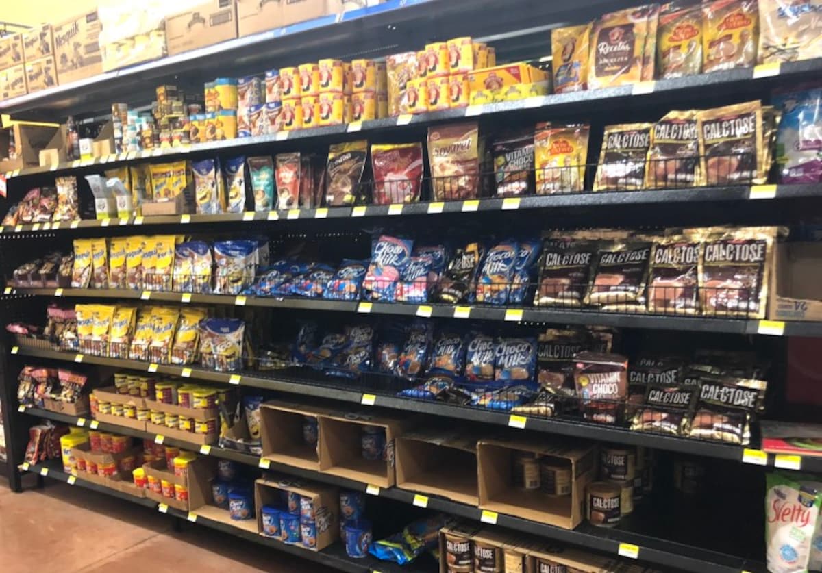 タパチュラ（ソコヌスコ地方）のスーパーのチョコレートの棚