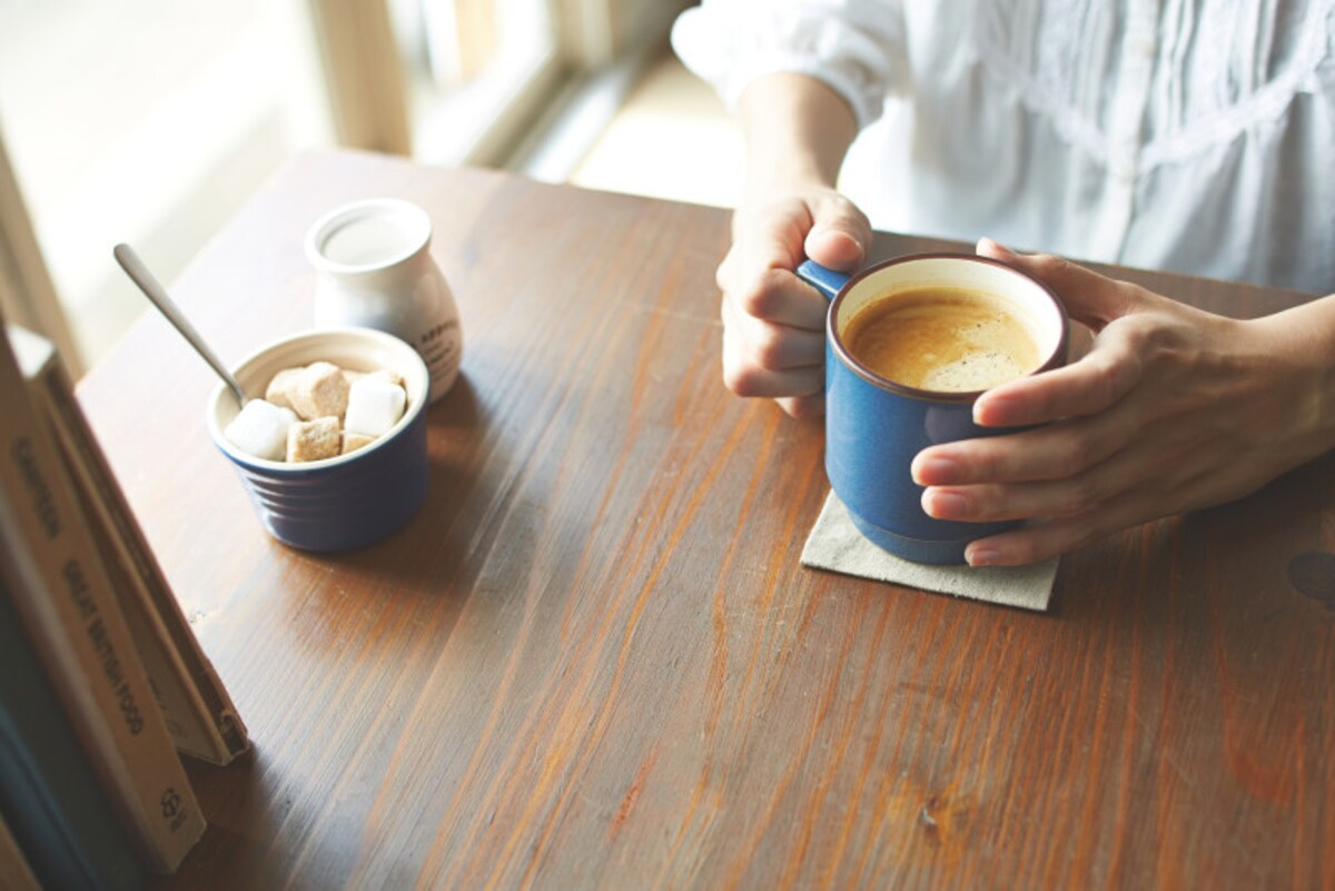 コーヒーを飲む女性