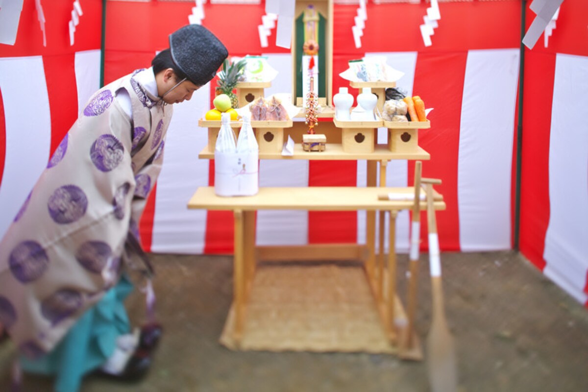 土地の神を祝って敷地を清める地鎮祭も安心・安全を祈る行いです