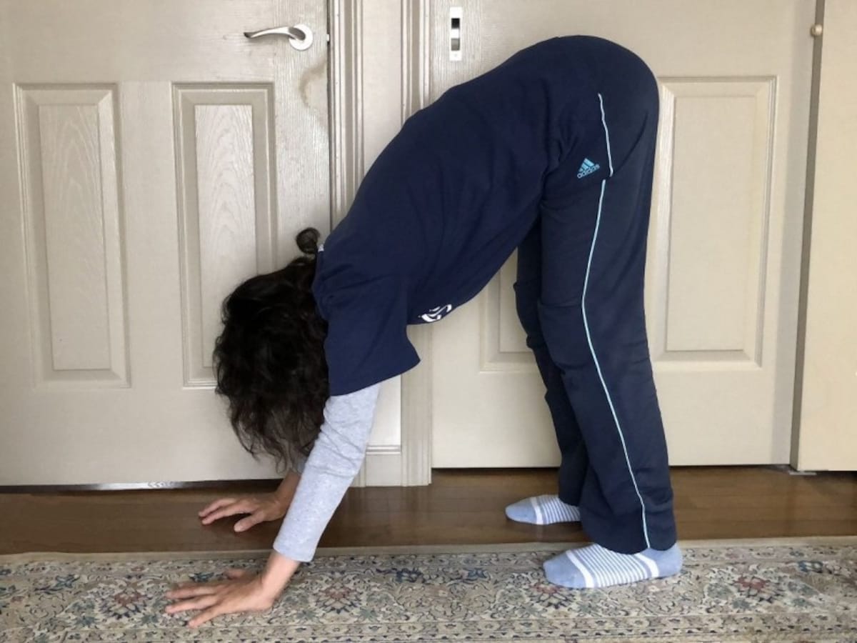 両足をつけて伸ばすふくらはぎストレッチ