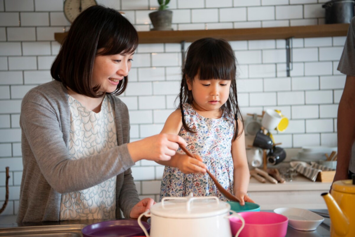 家事をする女の子とお母さん