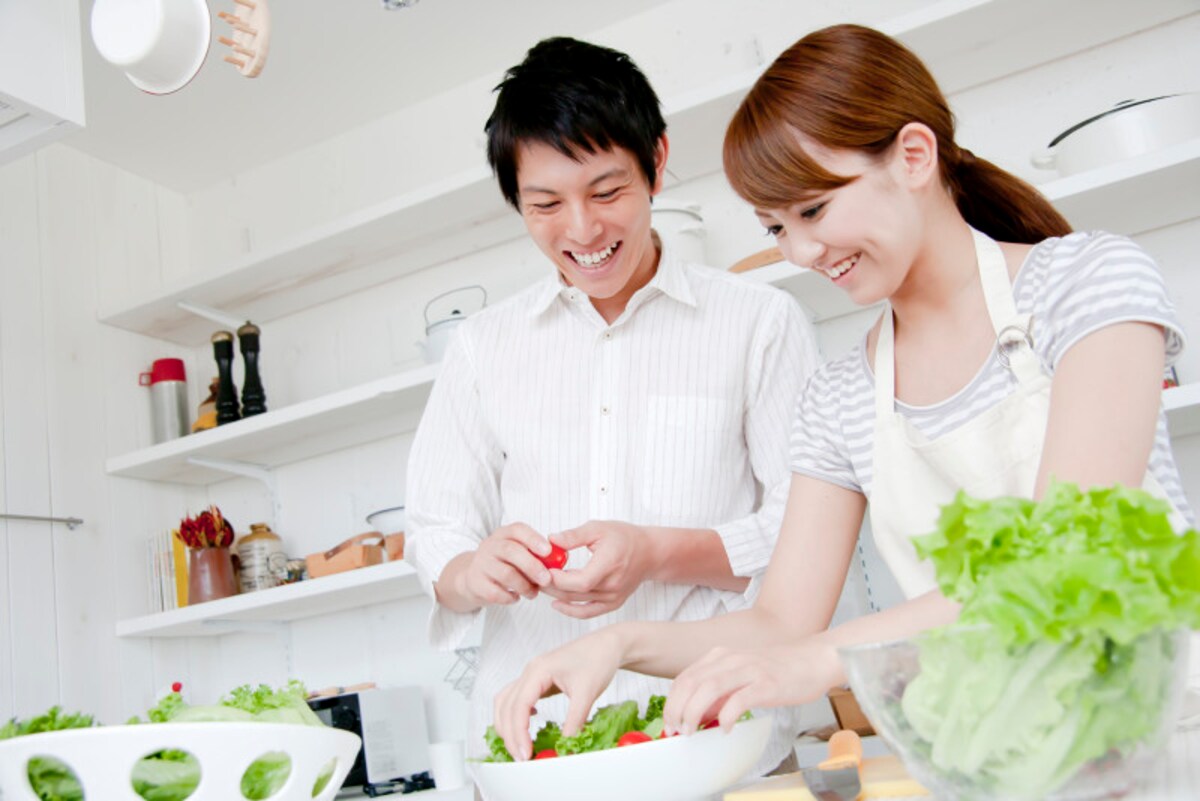 一緒に料理をする夫婦