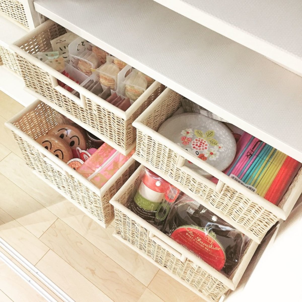 プラスチック食器やお弁当箱などはかごに入れてざっくり収納