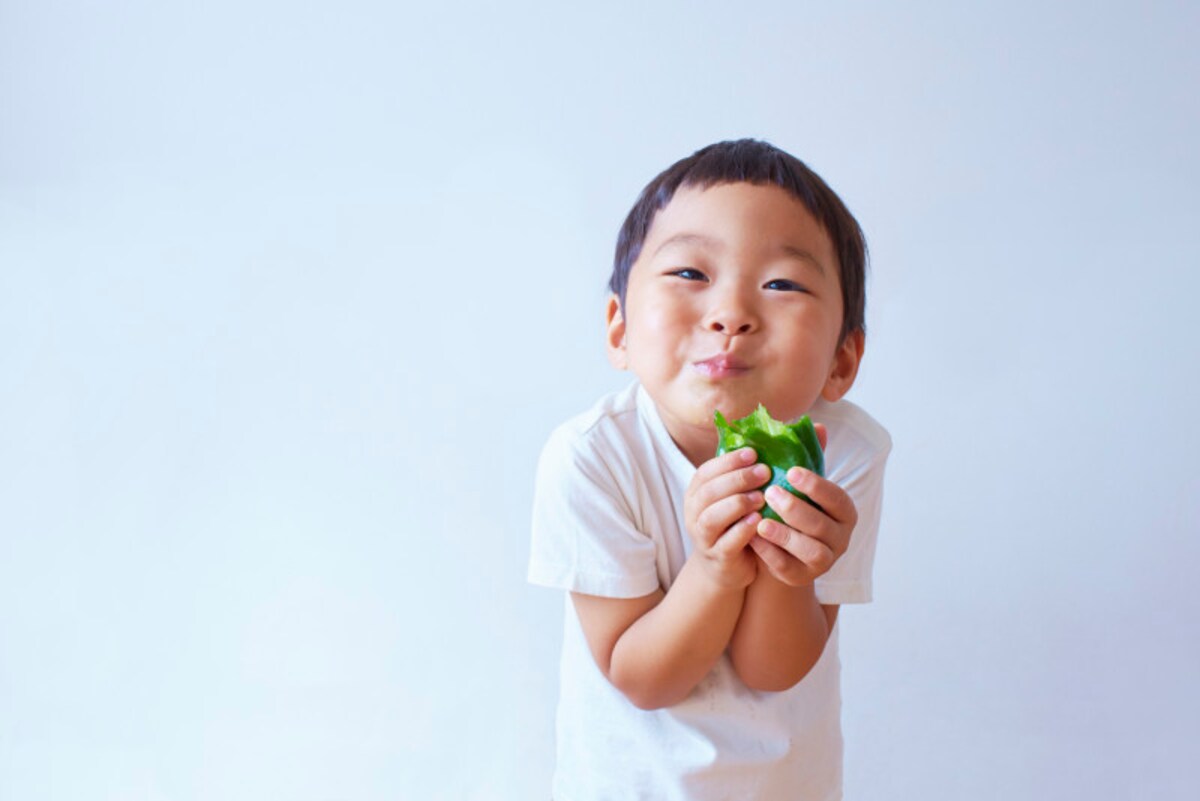 ピーマンにかぶりつく男の子