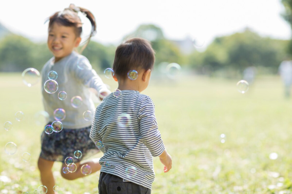 原っぱで遊ぶ子どもたち