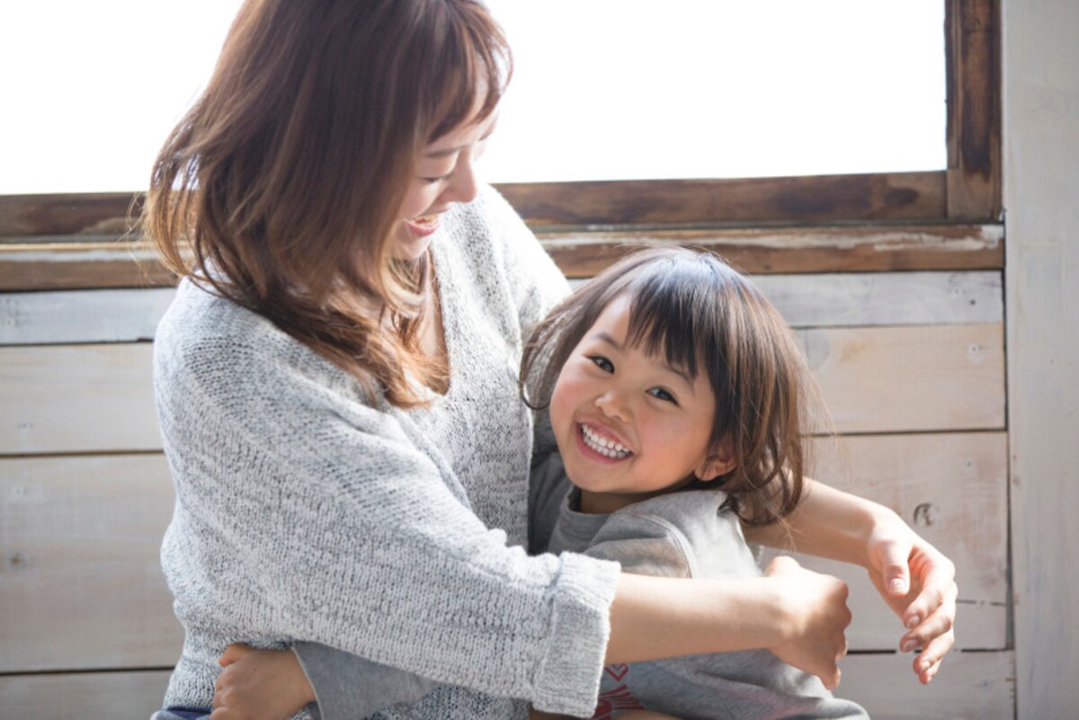 抱き合う親子
