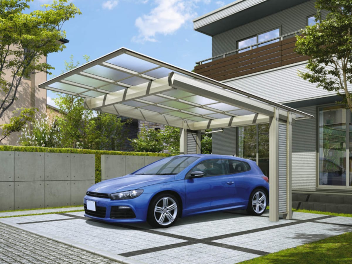 後方に柱を設けることで、車の出し入れもしやすく、モダンなシャープな雰囲気も。1台用2台用が揃う。　[エフルージュEX 基本セット 51-27 H2   中帯 Z9   サイディング SI] YKK AP http://www.ykkap.co.jp/