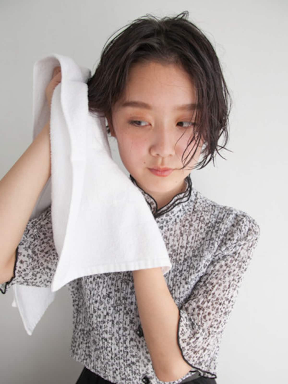 握るように持ち上げる