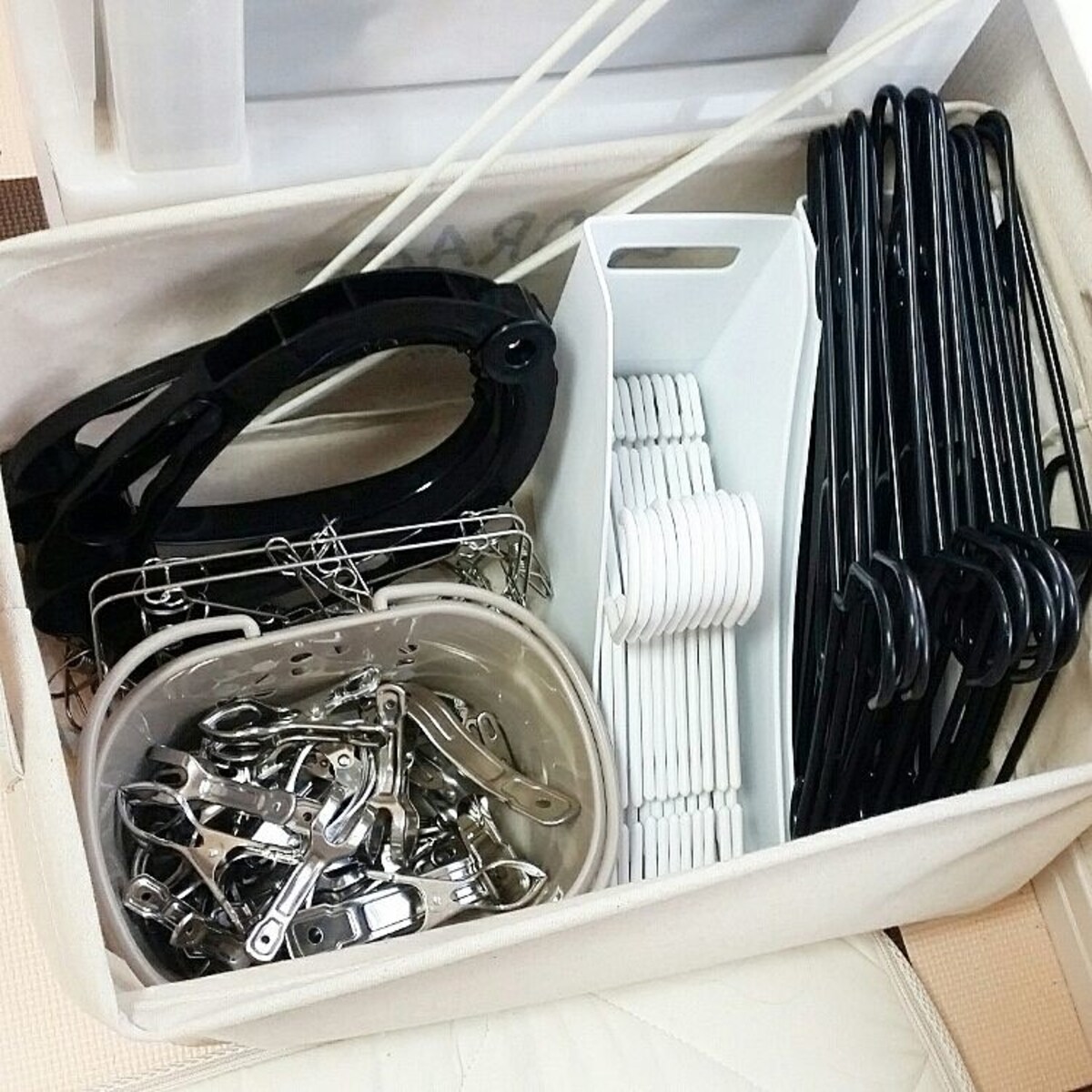 ダイソーの大きな布製の収納ボックスに洗濯用品をまとめて収納