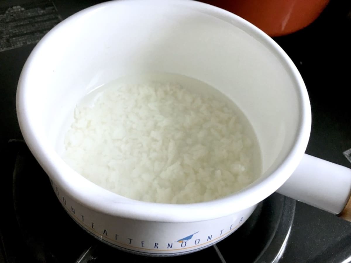 10倍粥の作り方の中でも、炊いたご飯から鍋で10倍粥を作る方法は、手軽で失敗しらず！