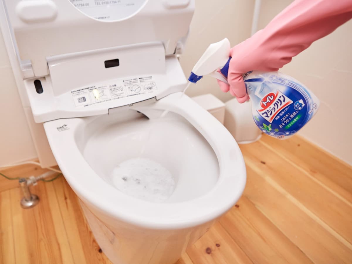 トイレ掃除・手順1：トイレ用中性洗剤をスプレーする