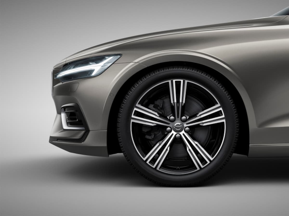 ボルボ『V60』。Inscriptionは18インチの10マルチスポーク アルミホイールが、Momentumは17インチの5ダブルスポーク アルミホイールが標準装備される（写真はInscriptionのオプションで5マルチスポーク）