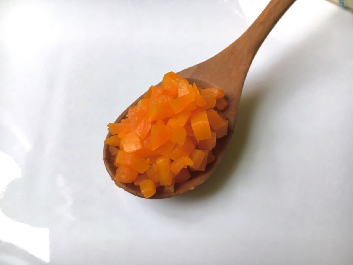 にんじんのみじん切りも離乳食が進むにつれて粗めに