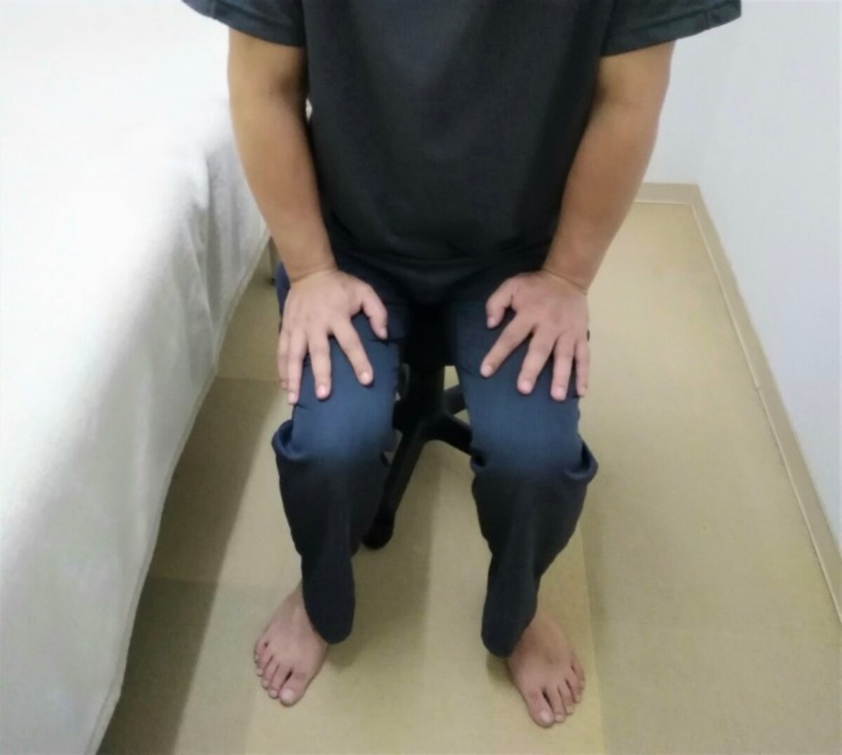 1　立ち上がる際に両手を太ももに置きます。足裏は床にしっかりとつけます。