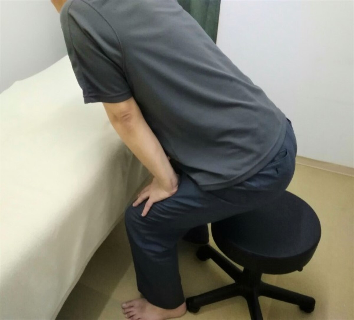 2　座面からお尻が浮いたら両手で太ももを押すと立ち上がりやすくなります