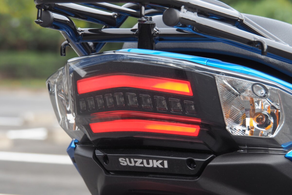 導光タイプのLEDポジションライトが特徴的