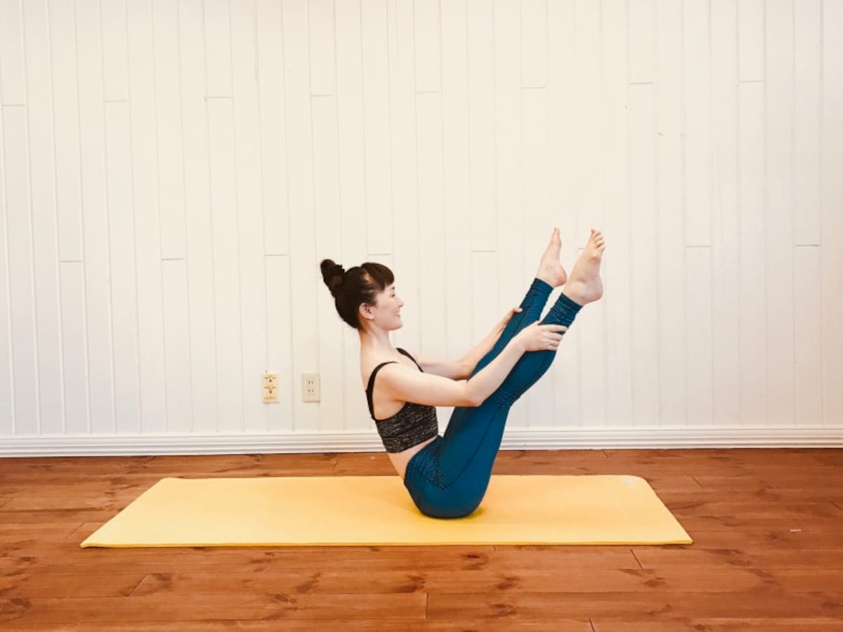 ピラティスポーズで腹筋を鍛えて、ダイエット効果も高める【上級者】