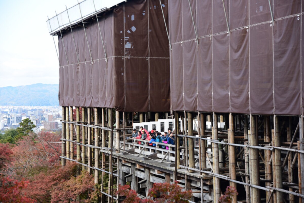 現在、「清水の舞台」上からは風景がやや見づらくなっている。工事は2017年2月にはじまり、約3年間続くという(2017年11月21日撮影)