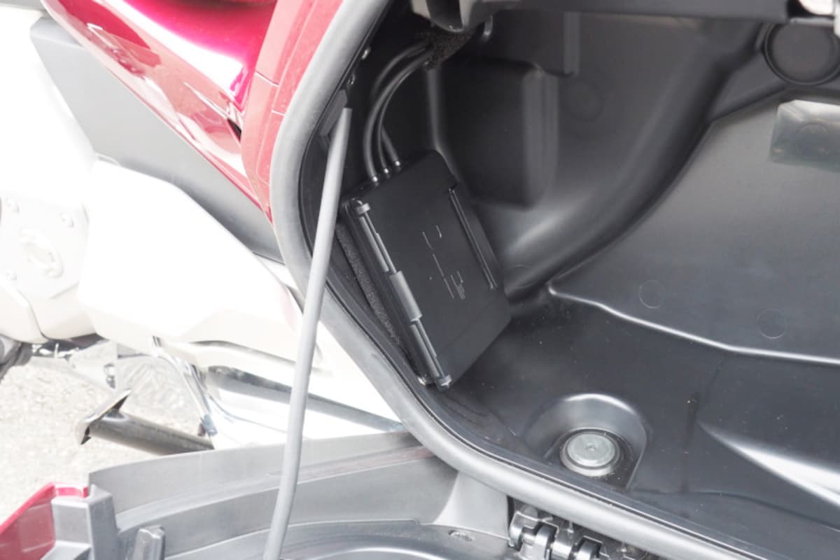 左パニアケース内にETC車載機は搭載されている