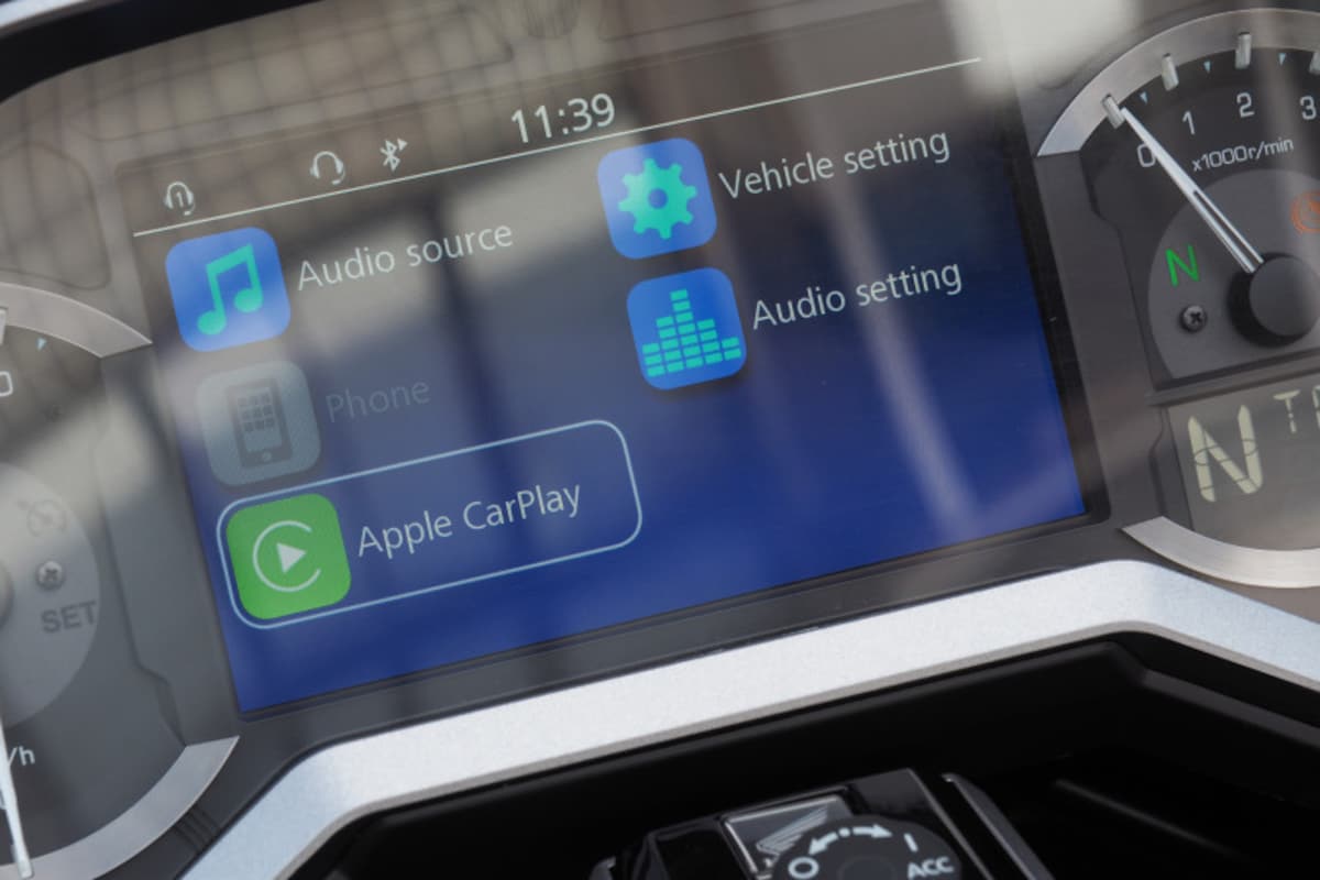 Apple CarPlayのアイコンを表示させるにはゴールドウイングをヘッドセットとブルートゥースで接続し車体とUSBで接続する必要がある