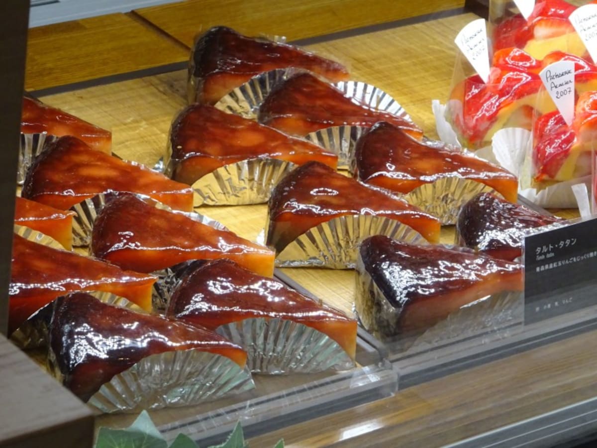 「アカシエ 北浦和本店」の「タルト・タタン」（税別720円）