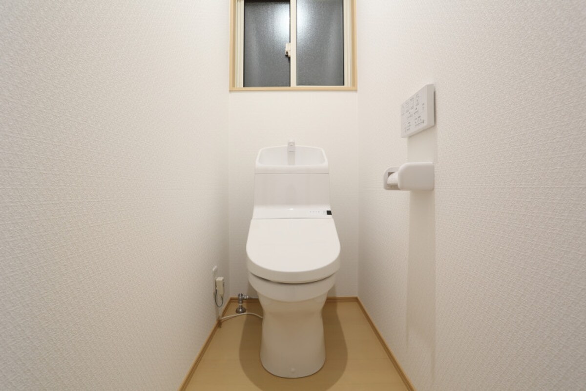 トイレ掃除：便器は複雑な形をしています。汚れが溜まりやすい箇所に気をつけないと、臭いの原因にも！