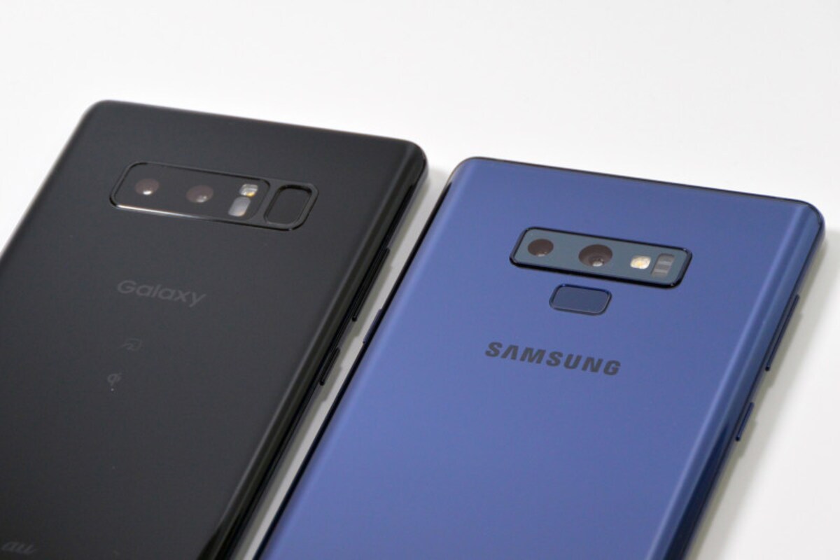 「Galaxy S9+」では２つのレンズが縦に並んでいましたが、「Galaxy Note 9」では前モデル同様レンズは横並び。ただし指紋センサーの位置は、カメラから少し離れた場所に移動しています。「Galaxy Note 8」（左）では、指紋センサーに触れようとしてカメラに指紋がべったり……ということもよくありましたが、「Galaxy Note 9」(右）ではそのあたりが多少使いやすくなった印象です。