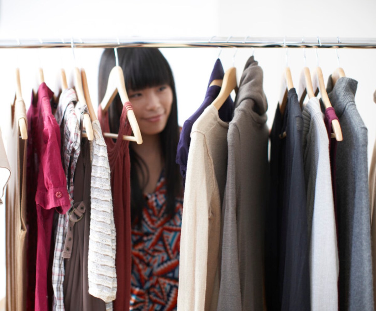 服を選ぶ女性