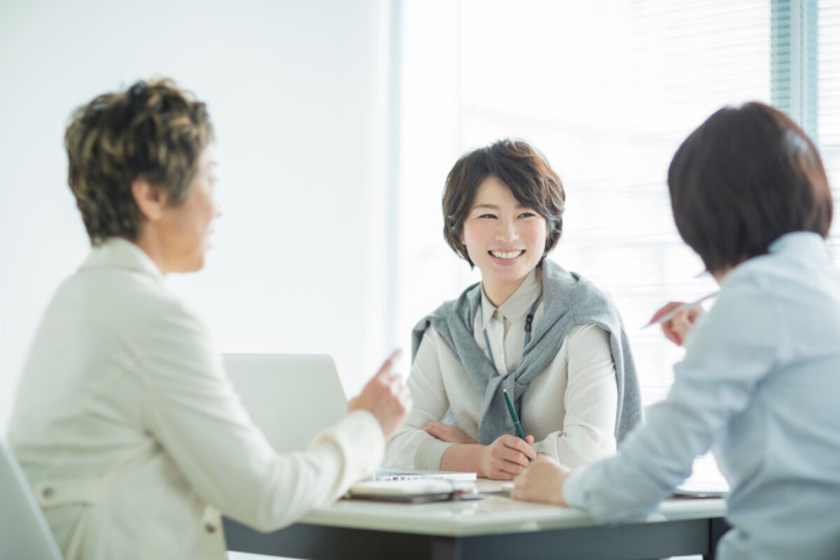 話し合う女性たち