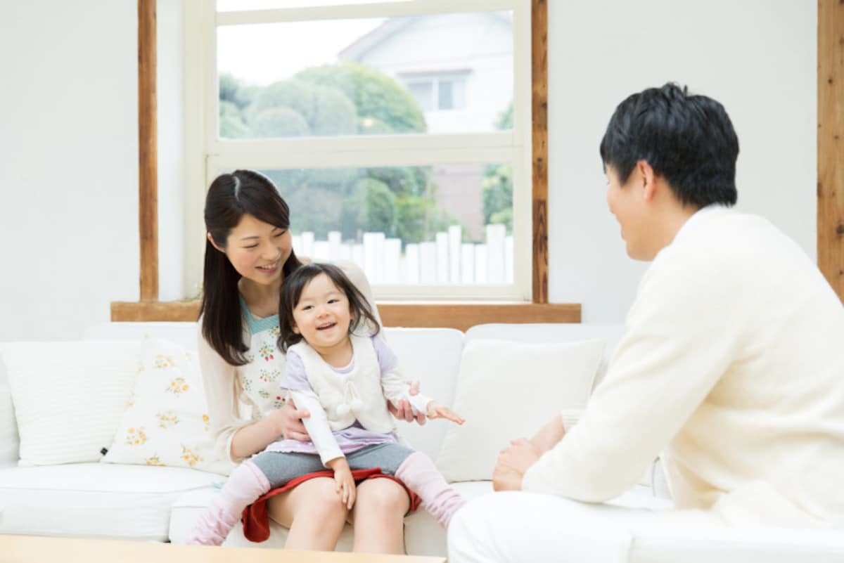 笑顔でくつろぐ家族